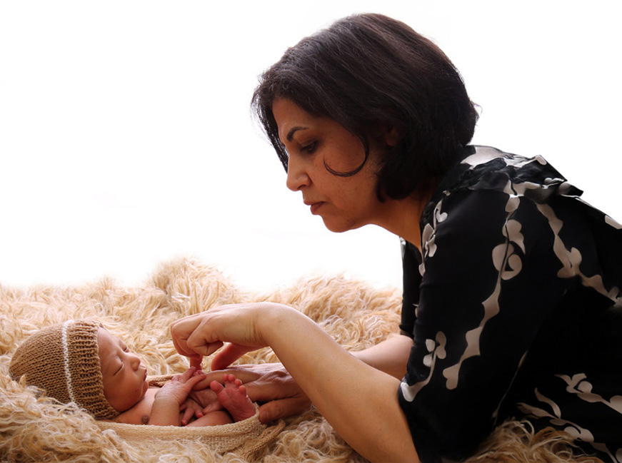 mary-from-artin-photography-studio-posing-baby-for-photoshoot-001